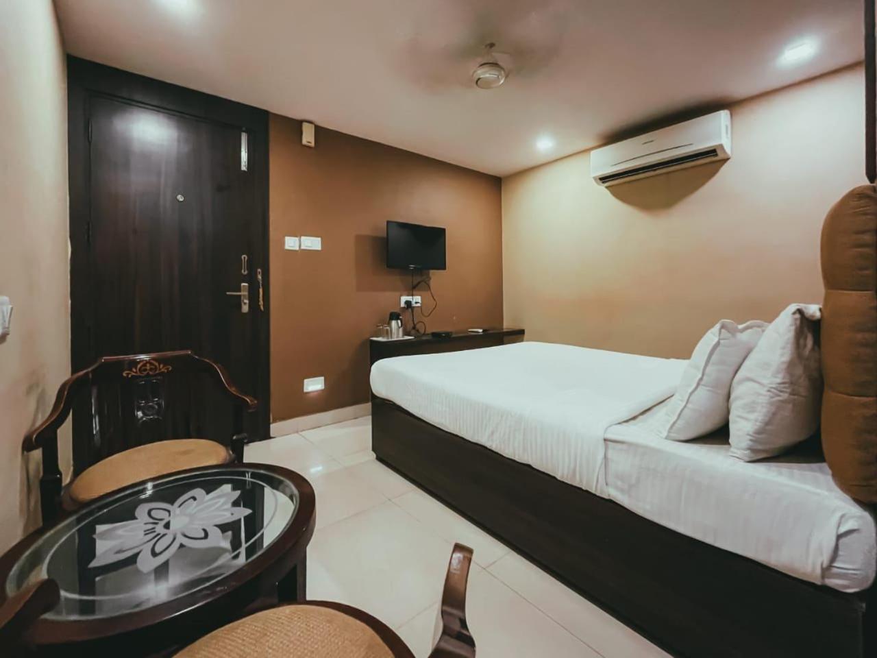 Hotel S L E Residency Váránaszi Kültér fotó