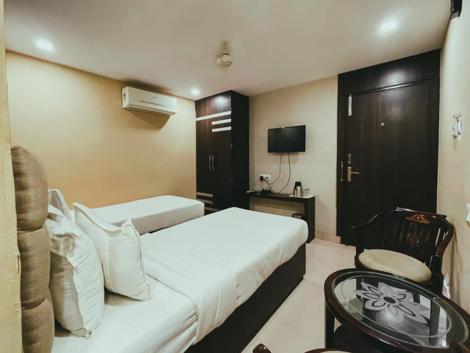 Hotel S L E Residency Váránaszi Kültér fotó