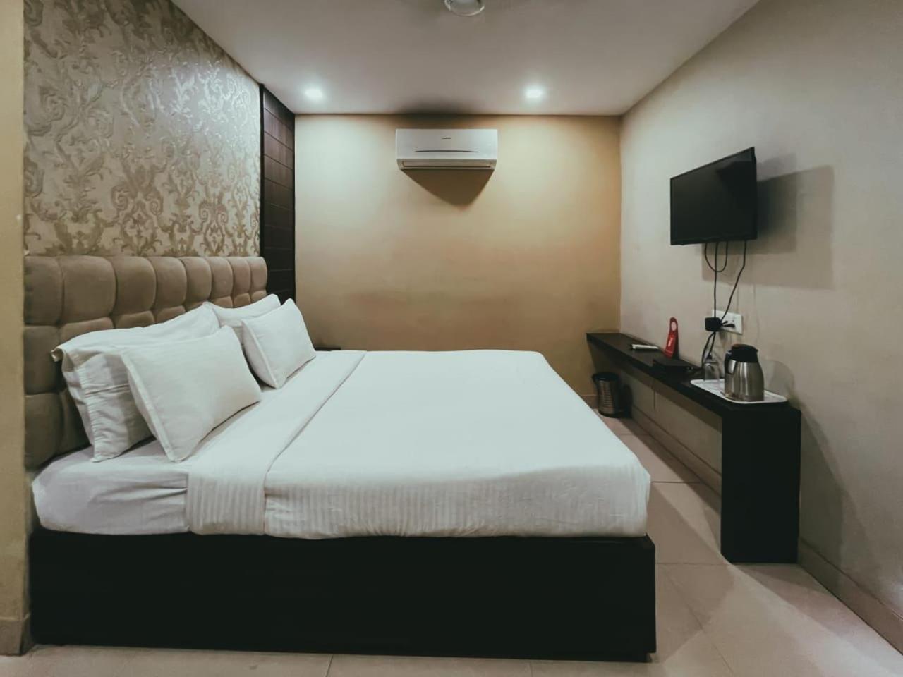 Hotel S L E Residency Váránaszi Kültér fotó