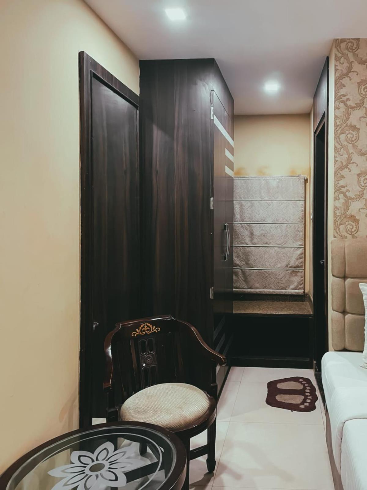 Hotel S L E Residency Váránaszi Kültér fotó