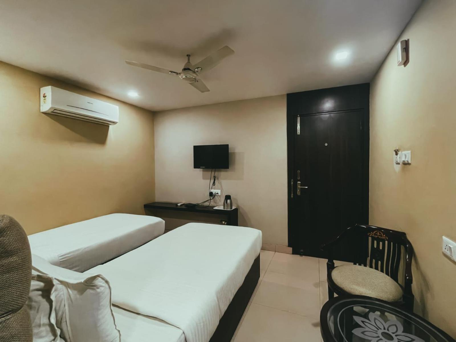 Hotel S L E Residency Váránaszi Kültér fotó
