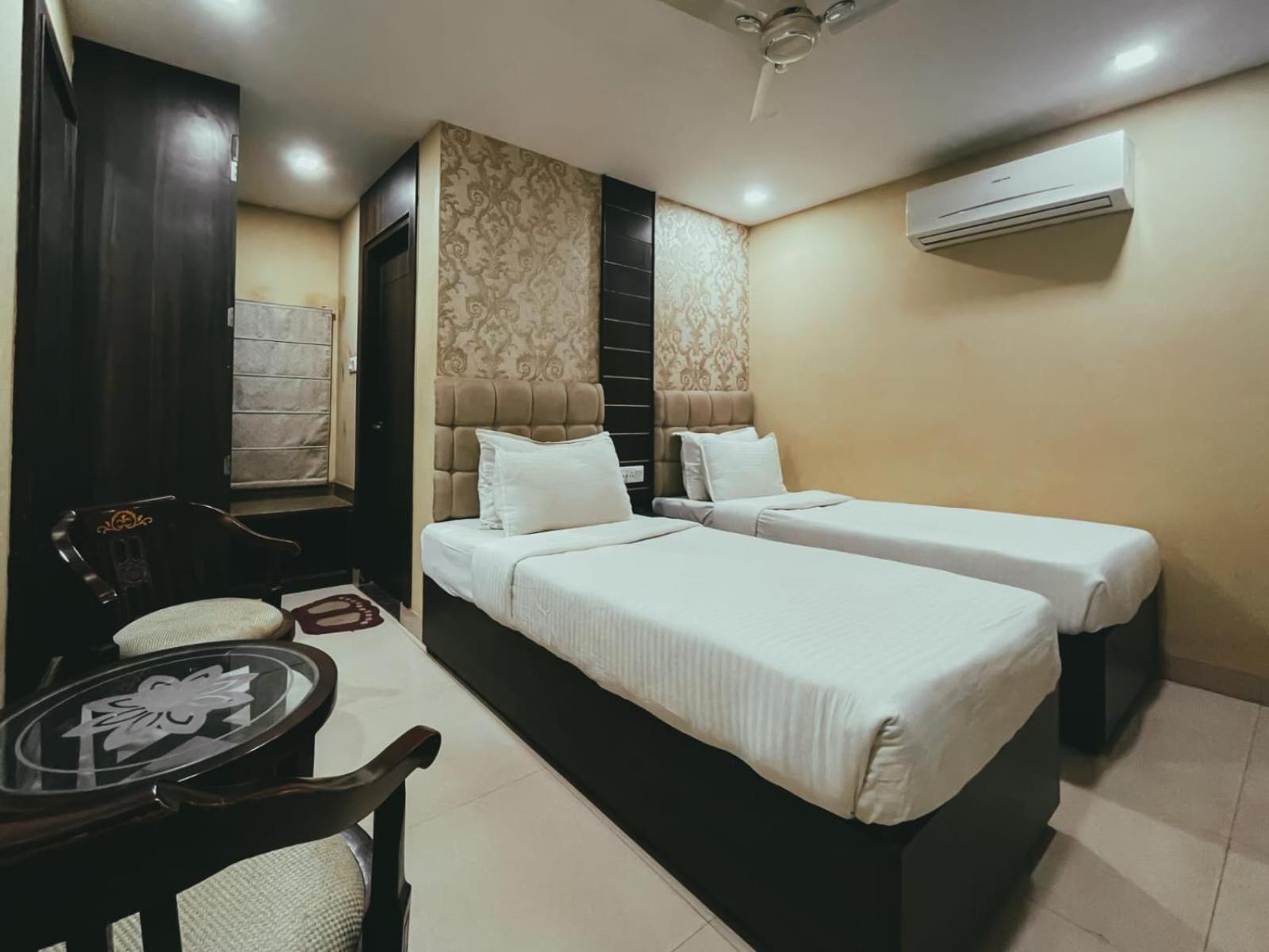 Hotel S L E Residency Váránaszi Kültér fotó