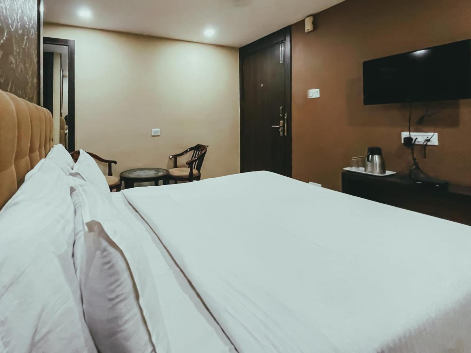 Hotel S L E Residency Váránaszi Kültér fotó