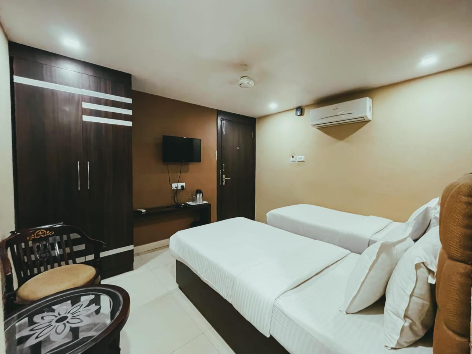 Hotel S L E Residency Váránaszi Kültér fotó