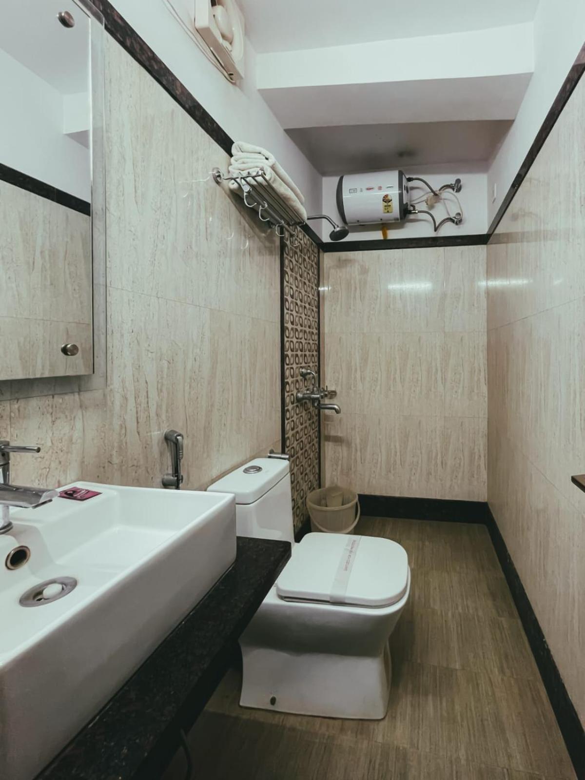Hotel S L E Residency Váránaszi Kültér fotó