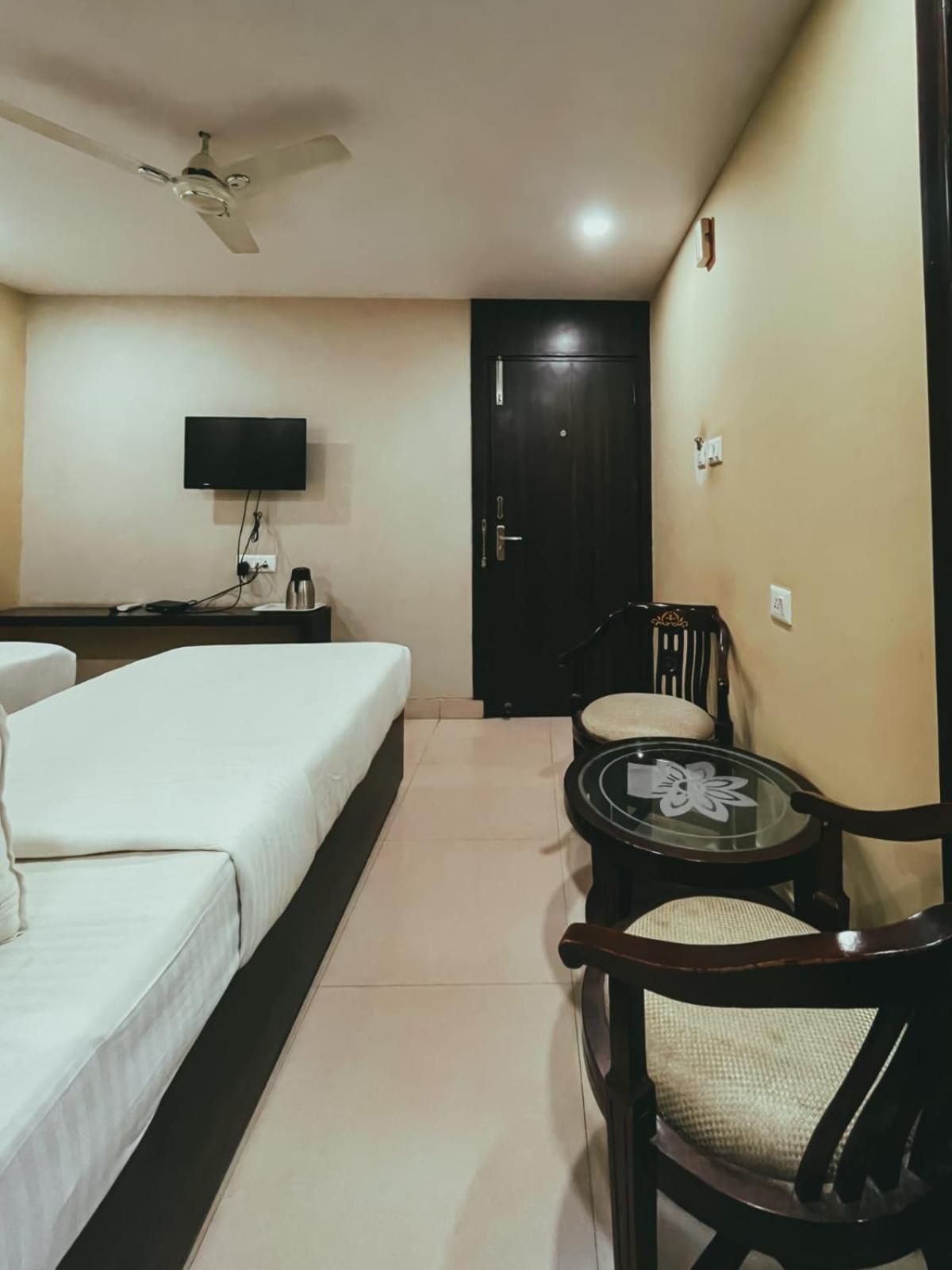 Hotel S L E Residency Váránaszi Kültér fotó
