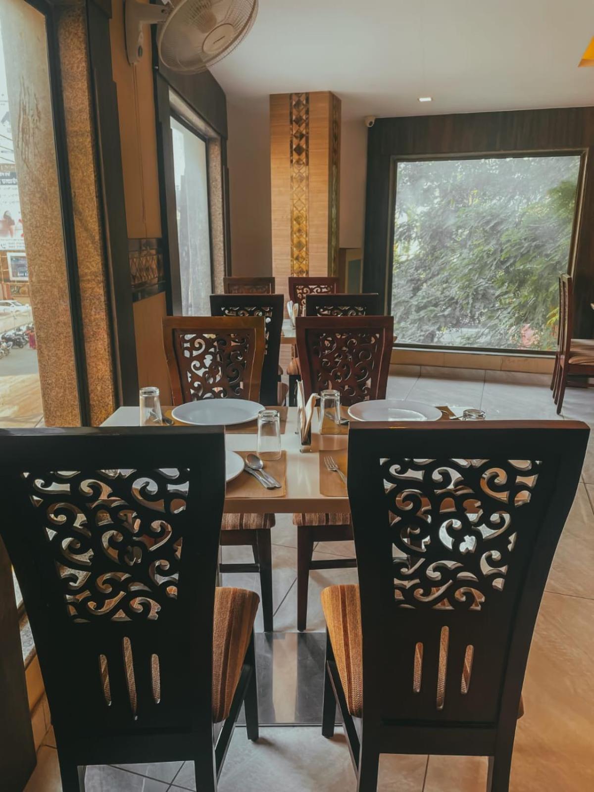 Hotel S L E Residency Váránaszi Kültér fotó