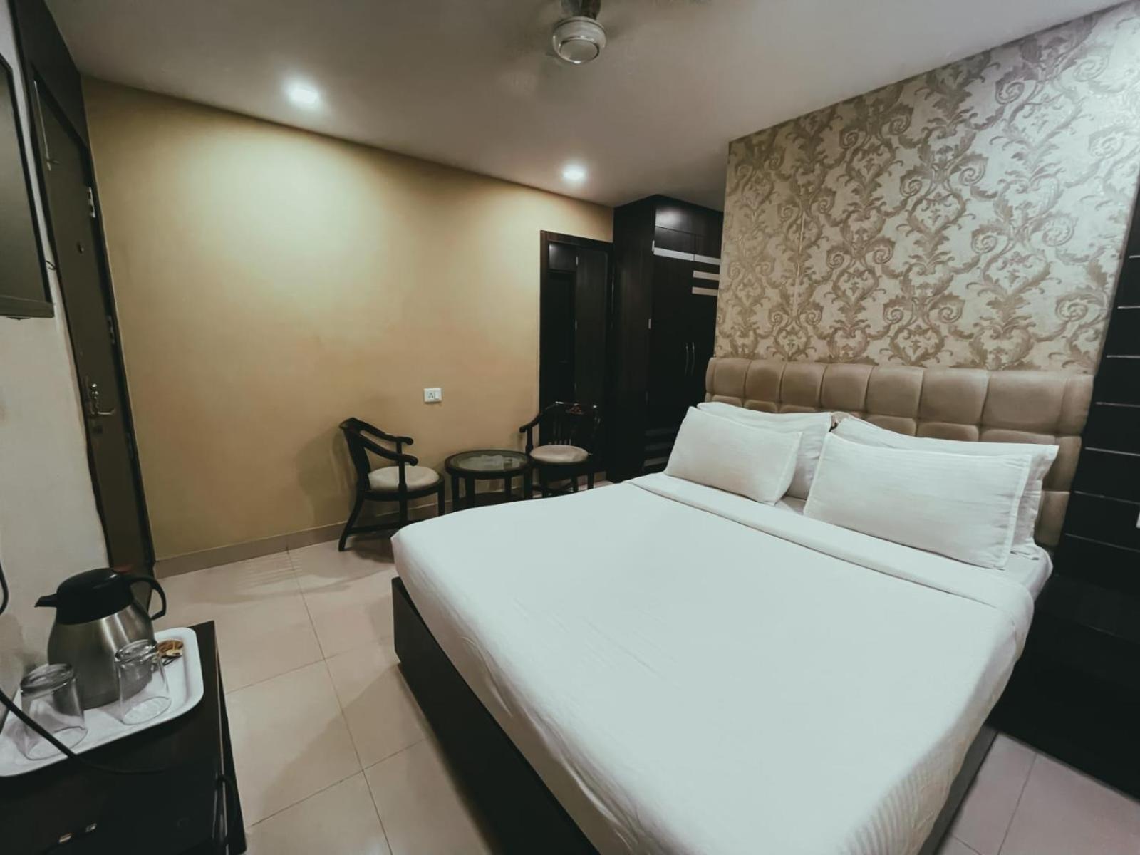 Hotel S L E Residency Váránaszi Kültér fotó