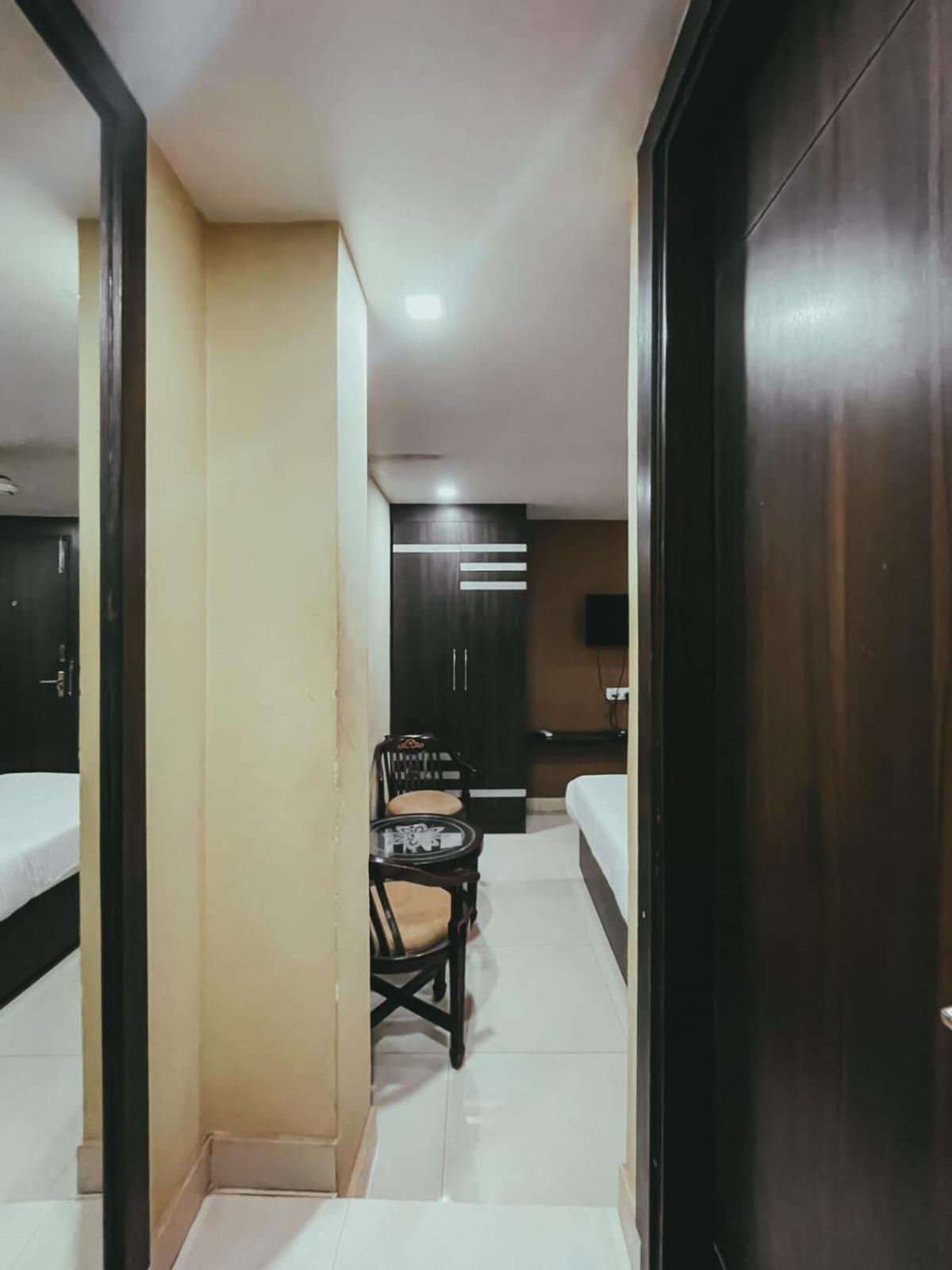 Hotel S L E Residency Váránaszi Kültér fotó