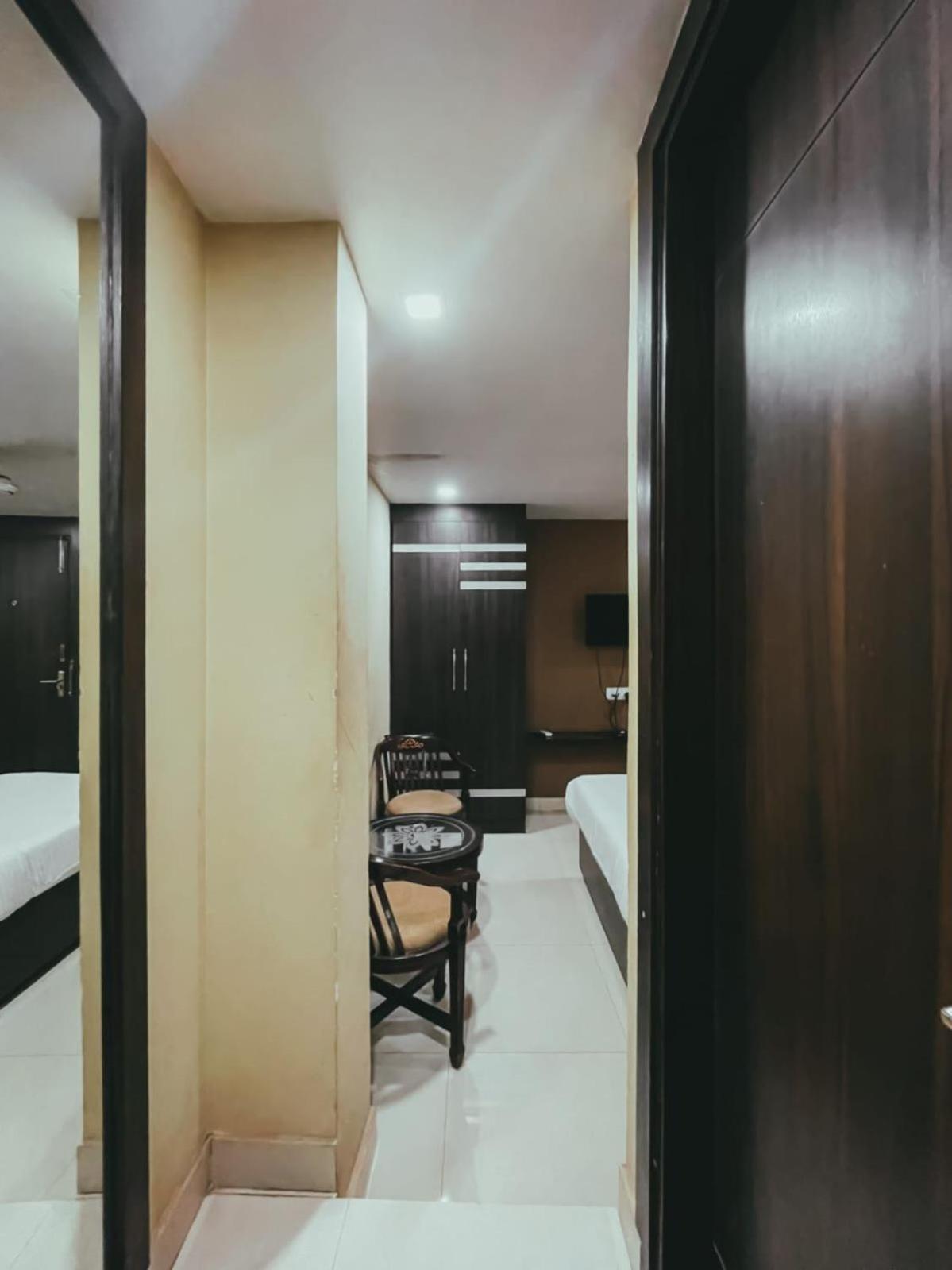 Hotel S L E Residency Váránaszi Kültér fotó